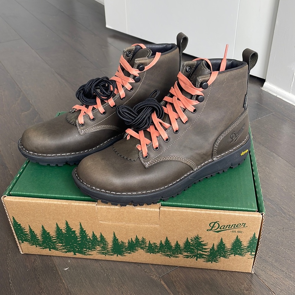 Danner NEW in box, Womens Logger 917, Charcoal, Size 9.5